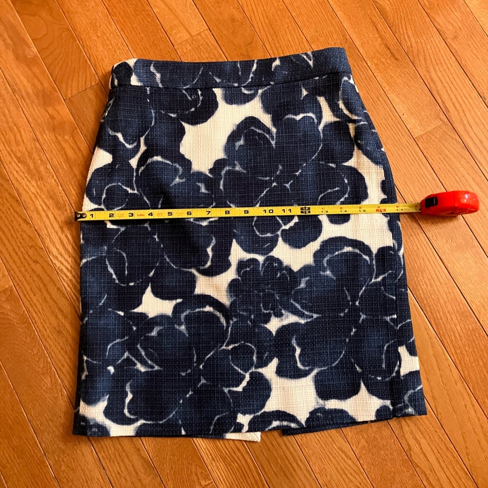 J. Crew Canterbury Bells Navy Floral Pencil Skirt size 0 - Picture 7 of 9